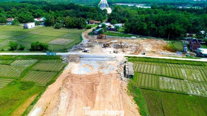 Phần mặt bằng còn vướng dài khoảng 1,2 km, liên quan đến 75 hồ sơ, trong đó có 51 hồ sơ liên quan nhà ở, đất ở. Đây là nút thắt lớn ảnh hưởng trực tiếp đến việc tổ chức thi công các hạng mục còn lại.