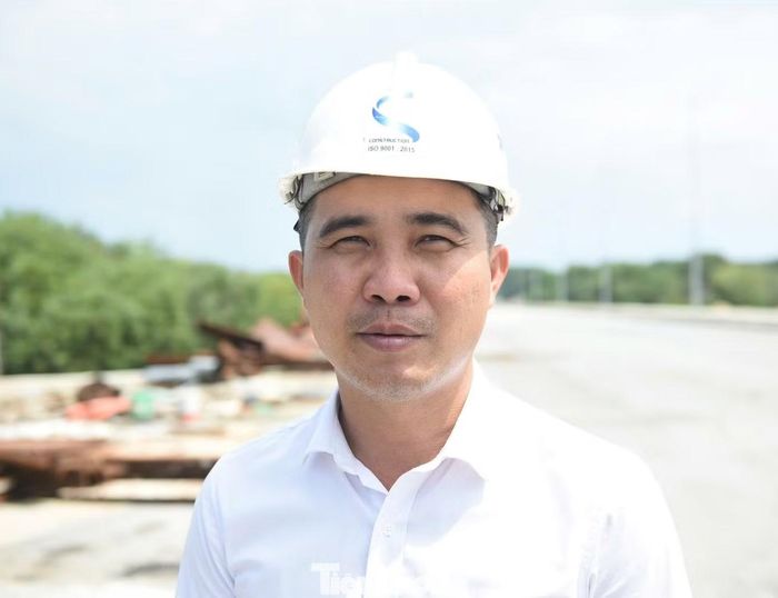 Ông Bùi Xuân Tỉnh - Chỉ huy trưởng công trường - cho biết đơn vị đang tranh thủ thời tiết thuận lợi để đẩy nhanh tiến độ. Tuy nhiên, việc bàn giao mặt bằng chậm khiến nhà thầu gặp nhiều khó khăn trong tổ chức thi công, đặc biệt tại các hạng mục cầu.