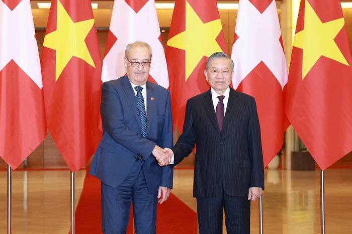 Tổng Bí thư, Chủ tịch nước Tô Lâm và Tổng thống Thụy Sĩ Guy Parmelin chụp ảnh chung. (Ảnh: Như Ý)