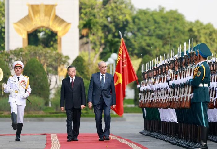 Tổng Bí thư, Chủ tịch nước Tô Lâm và Tổng thống Thụy Sĩ Guy Parmelin duyệt Đội danh dự Quân đội nhân dân Việt Nam. (Ảnh: Như Ý)
