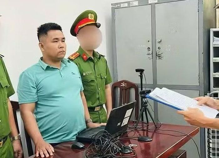 Công an thi hành các quyết định đối với Nguyễn Thế Bình. Ảnh: CAVL