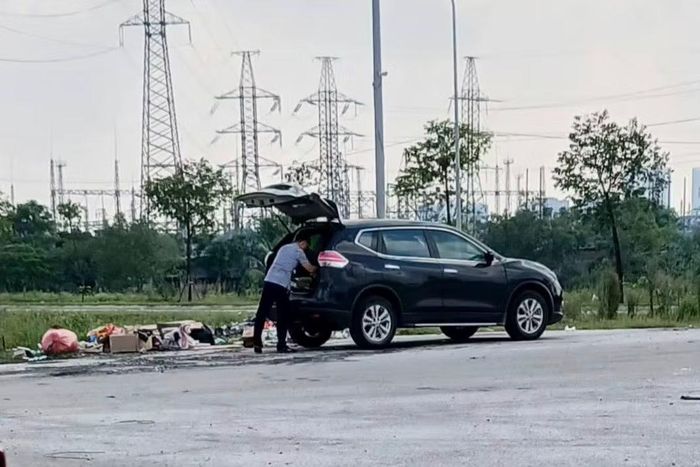 Hình ảnh người đàn ông đưa rác từ ô tô xuống vứt ở đường 72m, phường Vinh Hưng, Nghệ An