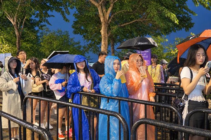 Các khán giả xếp hàng trật tự ở khu vực check-in. Giống mọi đêm nhạc trước đó, ban tổ chức xếp lối vào tách biệt theo từng hạng vé, bố trí nhân viên kiểm soát vé theo 3 vòng: trước, trong và sau khi bước ra khỏi cổng check-in.