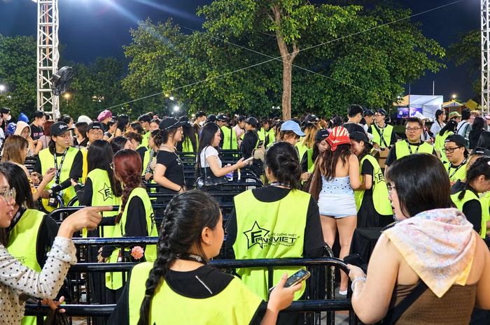 Đến 17h, lượng người đổ về khu vực check-in ngày càng đông. Cơn mưa tại địa điểm tổ chức đã ngớt, âm thanh cất lên và hiệu ứng ánh sáng sáng rực cả một khu. Đó là lúc báo hiệu concert Tinh hà say hi chính thức bắt đầu.