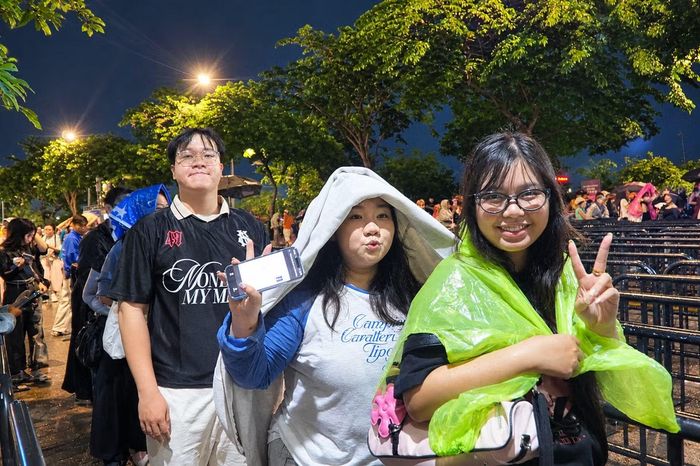 So với những ngày gần đây tại TPHCM, cơn mưa trong ngày diễn ra đêm diễn đầu tiên ở concert Tinh hà say hi không quá to. Mưa trút xuống theo đợt và hạt lâm râm, do đó các khán giả vẫn thuận tiện trong việc di chuyển vào khu vực check-in và tiến vào sân khấu.