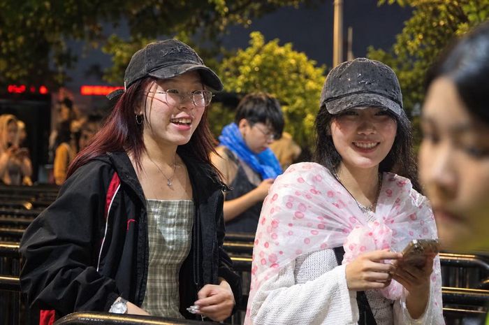 Gần 18h, cơn mưa trút xuống ở Tinh hà say hi. Ban tổ chức đã chuẩn bị sẵn áo mưa, trao tay cho fan ở mọi hạng vé. Các khán giả hài lòng vì sự chu đáo của ban tổ chức, sẵn sàng đội mưa để xem trọn vẹn đêm diễn bùng nổ ở concert Tinh hà say hi.