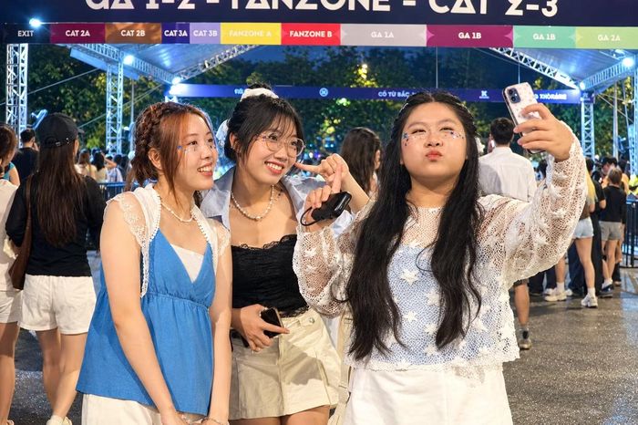 Rất đông khán giả gen Z ở độ tuổi 18-23 đến Tinh hà say hi, trong ngày mà TPHCM diễn ra cùng lúc 4 concert lớn. Các bạn đến đây vì những ngôi sao vừa tỏa sáng ở game show Tinh hà say hi như Quang Hùng MasterD, Dương Domic, Buitruonglinh, Wren Evans.