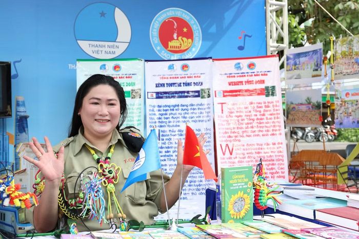 Bạn trẻ hào hứng hòa vào chuỗi hoạt động ý nghĩa chào mừng kỷ niệm 70 năm Ngày truyền thống Hội LHTN Việt Nam. Ảnh: Ngô Tùng