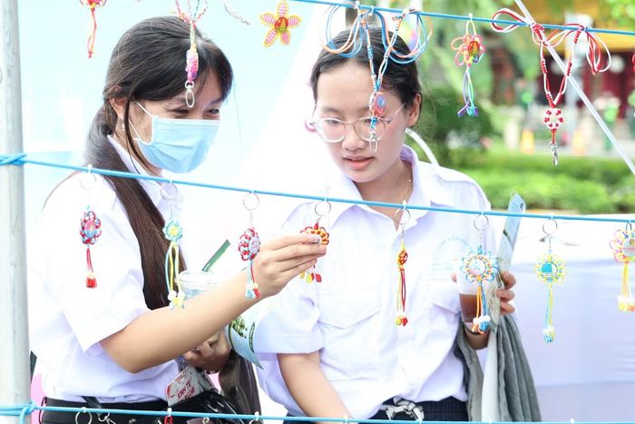 Bạn trẻ học kỹ năng thắt nút dây.