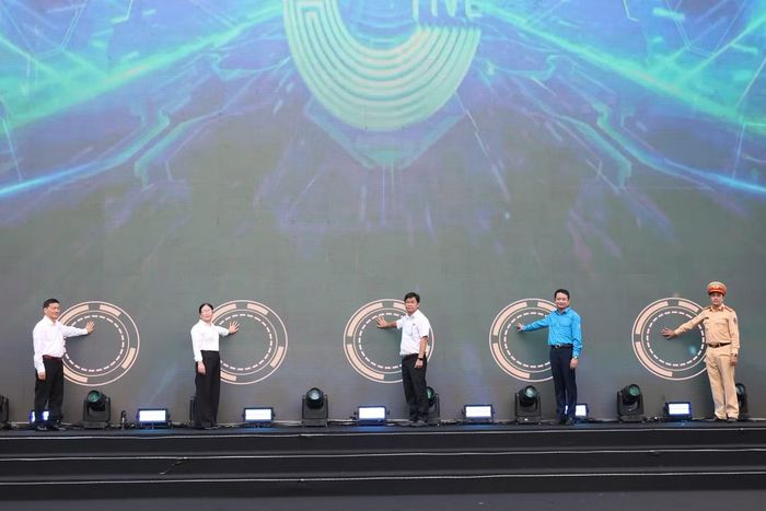 Đại diện Thành ủy TPHCM, Thành Đoàn, Công an TPHCM thực hiện nghi thức khai mạc chuỗi hoạt động. Ảnh: Ngô Tùng