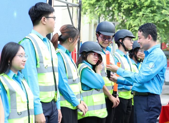 Anh Lê Tuấn Anh tặng các vật dụng cho đội hình Thanh niên phản ứng nhanh tham gia hỗ trợ điều phối giao thông.