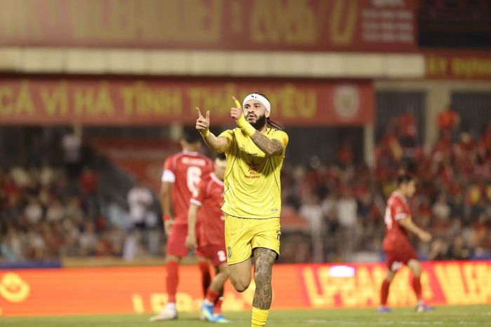  Ngoại binh Luiz Guilherme ăn mừng sau khi nâng tỷ số lên 2-0 cho SLNA. 