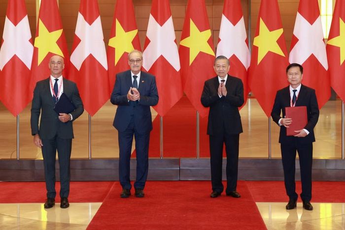 Tổng Bí thư, Chủ tịch nước Tô Lâm và Tổng thống Thụy Sĩ Guy Parmelin chứng kiến lễ trao các văn kiện hợp tác giữa hai nước. (Ảnh: Như Ý)
