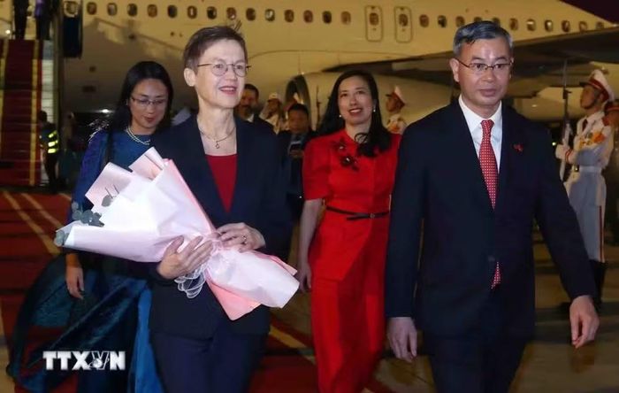 Bộ trưởng Bộ Tài chính Ngô Văn Tuấn đón Thủ tướng Liechtenstein Brigitte Haas tại sân bay quốc tế Nội Bài, Hà Nội. (Ảnh: Phạm Kiên/TTXVN)