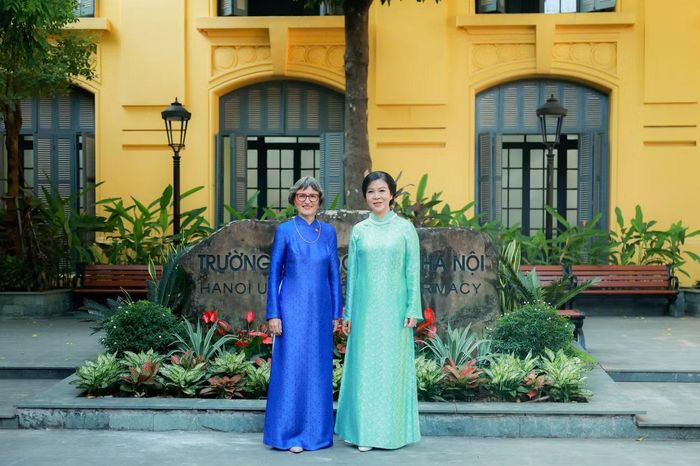 Bà Ngô Phương Ly - Phu nhân Tổng Bí thư, Chủ tịch nước Tô Lâm với bà Caroline Parmelin - Phu nhân Tổng thống Thụy Sĩ Guy Parmelin. (Ảnh: Nhật Minh)