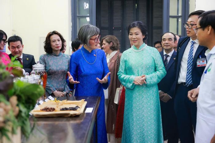 Bà Ngô Phương Ly - Phu nhân Tổng Bí thư, Chủ tịch nước Tô Lâm và bà Caroline Parmelin - Phu nhân Tổng thống Thụy Sĩ Guy Parmelin thăm Trường Đại học Dược Hà Nội. (Ảnh: Nhật Minh)