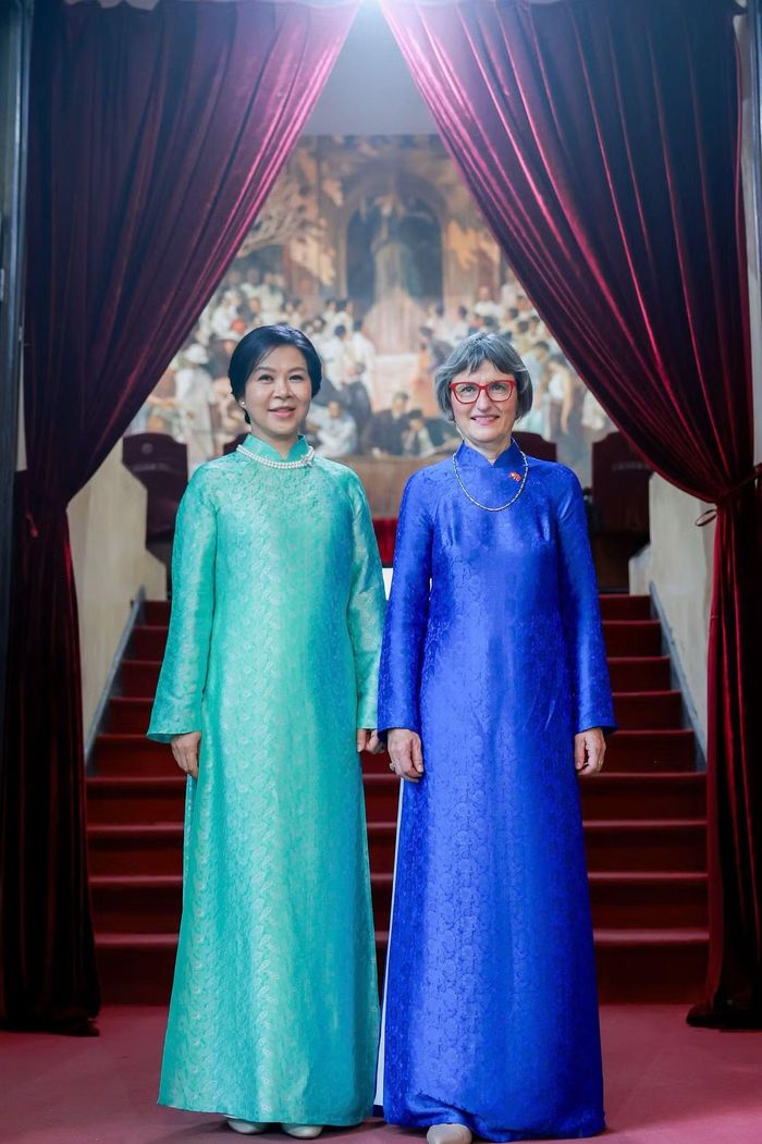 Hai Phu nhân cùng mặc áo dài trong chuyến thăm Trường Đại học Dược Hà Nội. (Ảnh: Nhật Minh)