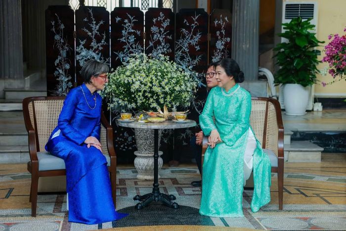 Hai Phu nhân thưởng trà tại Trường Đại học Dược Hà Nội. (Ảnh: Nhật Minh)