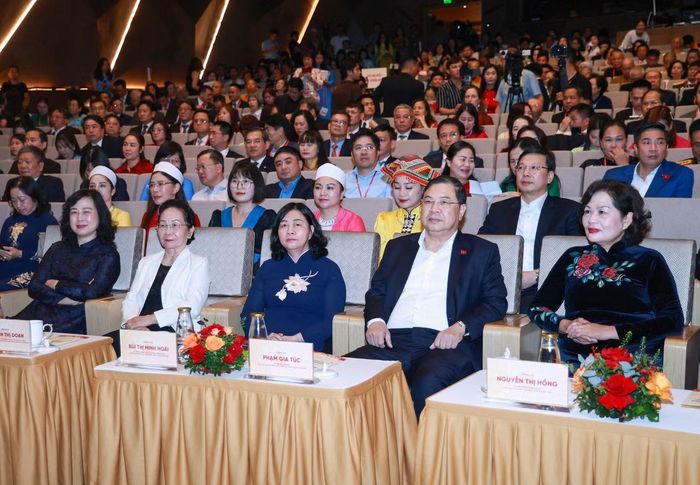  Chủ tịch Ủy ban Trung ương MTTQ Việt Nam Bùi Thị Minh Hoài, Phó Thủ tướng Thường trực Chính phủ Phạm Gia Túc, Phó Chủ tịch Quốc hội Nguyễn Thị Hồng và các đại biểu dự chương trình. Ảnh: Minh Châu. 