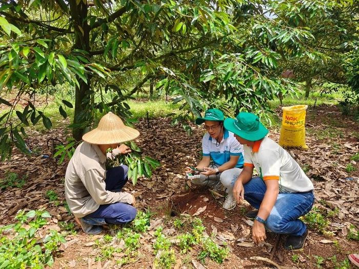 Cán bộ Phú Mỹ hướng dẫn bà con sử dụng thiết bị đo và phân tích đất.