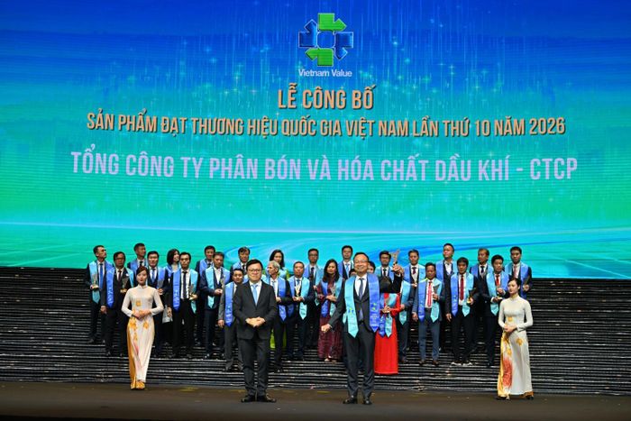 Tổng Giám đốc Phan Công Thành đại diện PVFCCo - Phú Mỹ nhận danh hiệu tại lễ công bố.
