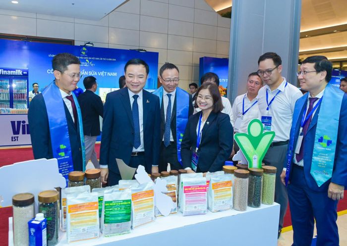 Chủ tịch HĐTV PETROVIETNAM Lê Ngọc Sơn và đoàn đại biểu Tập đoàn tham quan và đánh giá cao các sản phẩm mới của PVFCCo - Phú Mỹ.