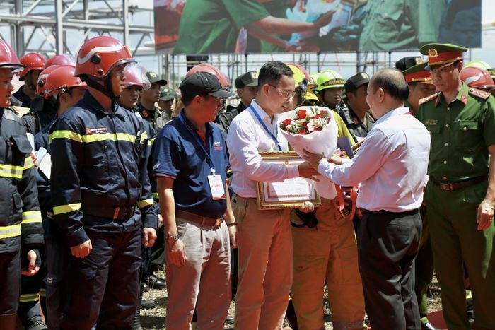 Lãnh đạo TP Hồ Chí Minh khen thưởng các tổ chức, lực lượng tham gia diễn tập phòng cháy chữa cháy và cứu nạn, cứu hộ tại NCSP.