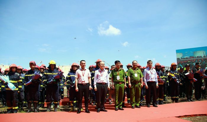 Lãnh đạo TP Hồ Chí Minh, Công an và PV GAS chúc mừng các lực lượng tham gia diễn tập.