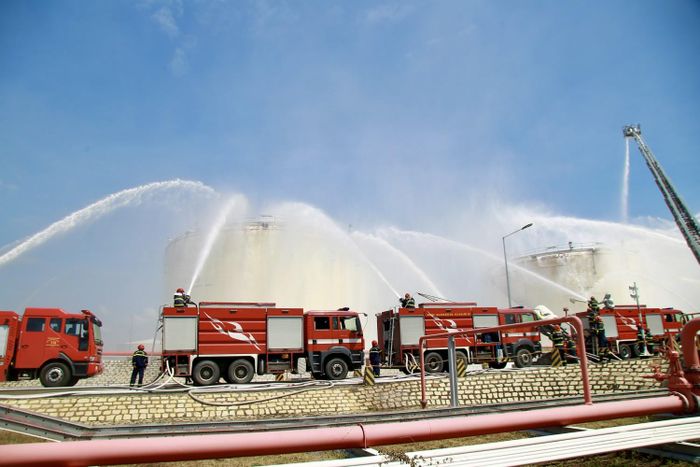 Gần 1.000 người cùng hơn 100 phương tiện chuyên dụng tham gia diễn tập, kiểm tra khả năng huy động và phối hợp ứng phó sự cố quy mô lớn.