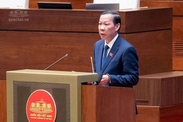 Chủ nhiệm Ủy ban Kinh tế và Tài chính Phan Văn Mãi trình bày Báo cáo thẩm tra.
