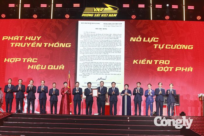 Ủy viên Bộ Chính trị, Phó Thủ tướng Thường trực Chính phủ Phạm Gia Túc trao thư chúc mừng và bức tượng "Bác Hồ về thăm quê" của Tổng Bí thư, Chủ tịch nước Tô Lâm tặng Tập đoàn Đường sắt Quốc gia Việt Nam