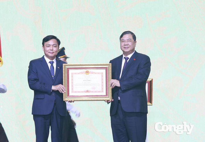 Ủy viên Bộ Chính trị, Phó Thủ tướng Thường trực Chính phủ Phạm Gia Túc trao Bằng khen của Thủ tướng Chính phủ cho Tổng Giám đốc Tập đoàn Đường sắt Quốc gia Việt Nam Hoàng Gia Khánh