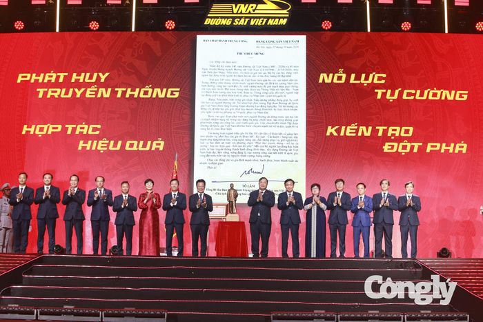 Ủy viên Bộ Chính trị, Phó Thủ tướng Thường trực Chính phủ Phạm Gia Túc trao thư chúc mừng và bức tượng "Bác Hồ về thăm quê" của Tổng Bí thư, Chủ tịch nước Tô Lâm tặng Tập đoàn Đường sắt Quốc gia Việt Nam