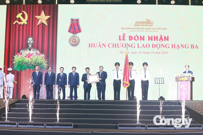 Ủy viên Bộ Chính trị, Phó Thủ tướng Thường trực Chính phủ Phạm Gia Túc trao Huân chương Lao động hạng Ba tặng Tập đoàn Đường sắt Quốc gia Việt Nam