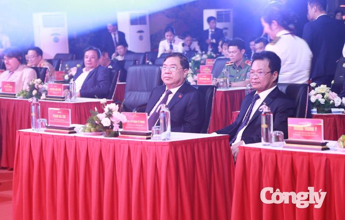 Ủy viên Bộ Chính trị, Phó Thủ tướng Thường trực Chính phủ Pham Gia Túc; ông Đặng Sỹ Mạnh - Chủ tịch HĐTV Tập đoàn Đường sắt Quốc gia Việt Nam tham dự Lễ kỷ niệm.