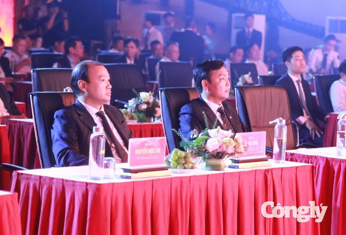 Ông Lê Hải Bình, Phó Giám đốc Thường trực Học viện Chính trị quốc gia Hồ Chí Minh; ông Hoàng Gia Khánh, Tổng Giám đốc Tập đoàn Đường sắt Quốc gia Việt Nam tham dự Lễ kỷ niệm.