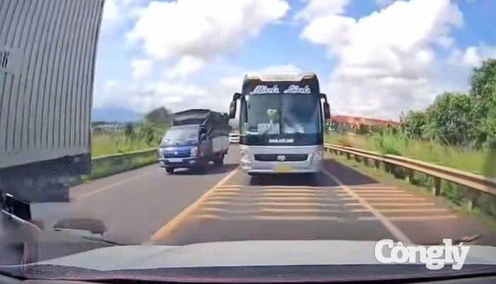 Ảnh cắt từ Clip xe khách giường nằm của Nhà xe Minh Linh vượt ẩu ở khúc cua không được phép vượt.