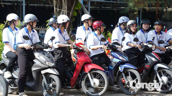 Tuổi trẻ Trường Sư phạm TP.HCM ra quân tuyên truyền.