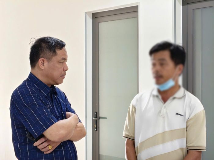 Ông Phạm Văn Học - Chủ tịch HĐTV - Tổng Giám đốc Bệnh viện Hùng Vương Gia Lai (bên trái) trò chuyện, động viên ông Phạm Bá Ư (cha của cô giáo T.).