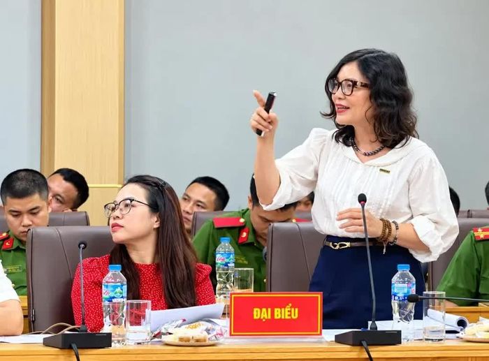 Các nhà khoa học, chuyên gia và cán bộ thực tiễn trao đổi, tham luận tại Hội thảo