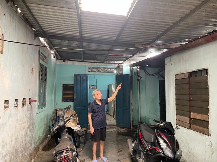 Căn nhà ông Hoàng Văn Phỉ gắn bó 47 năm đã xuống cấp, ẩm thấp. Ảnh: Lê Bằng