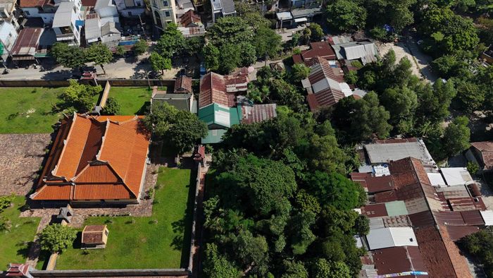 Nhiều căn nhà nằm trong khuôn viên An Lăng, nơi an nghỉ của vua Dục Đức, Thành Thái và Duy Tân. Ảnh: Lê Bằng