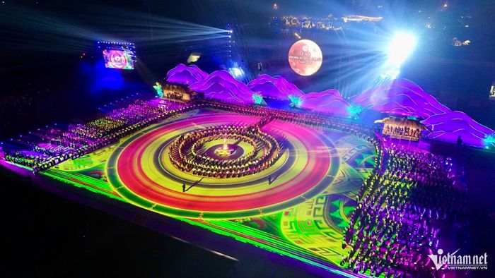 Lễ Khai mạc đã ứng dụng công nghệ trình chiếu 3D Mapping trên không gian hơn 3.000 m², kết hợp âm nhạc và vũ đạo