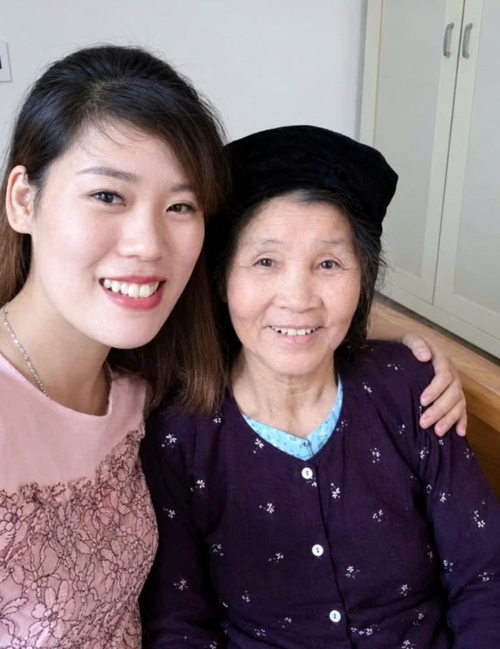 Chị Chinh cho biết mẹ có 2 răng cửa trông giống như của mình (ảnh chụp từ năm 2018)