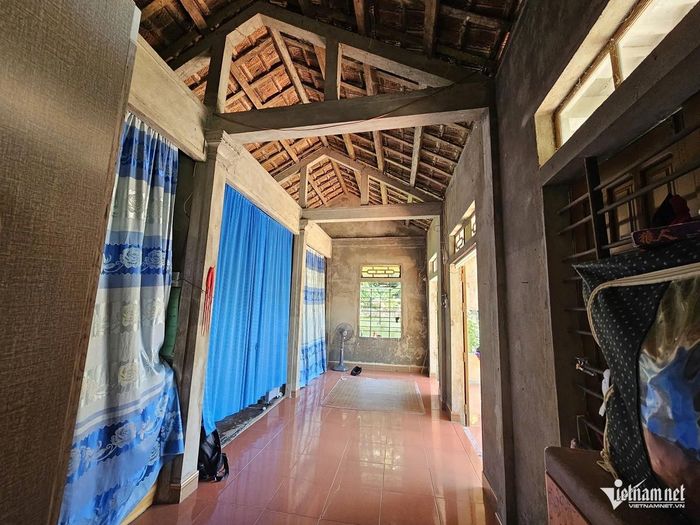 Bên trong ngôi nhà thuê của gia đình 5 người. Ảnh: Hải Sâm