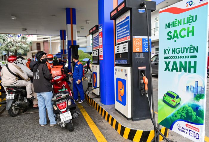 Giá xăng trong nước được điều chỉnh giảm từ ngày 15/10. Ảnh: Nguyễn Huế