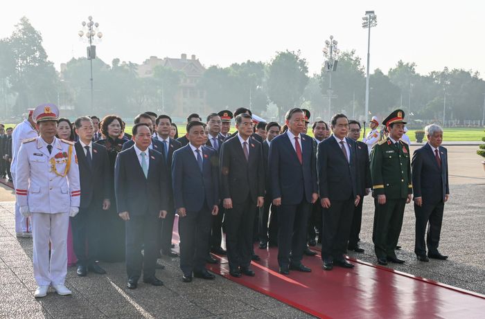 Các đại biểu dành một phút mặc niệm, tưởng nhớ công lao to lớn của Chủ tịch Hồ Chí Minh