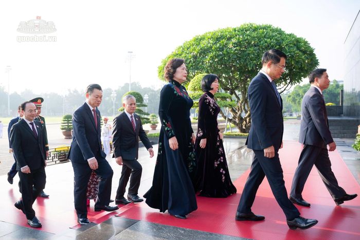 Đại biểu Quốc hội các tỉnh, thành phố vào Lăng viếng Chủ tịch Hồ Chí Minh. Ảnh: Media QH