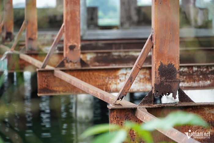 Lối vào nhà hàng còn trơ sắt thép hoen gỉ.