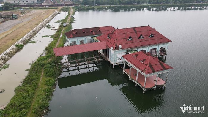 Nhà hàng nổi tại hồ cá Cửa Nam bị bỏ hoang hơn một thập kỷ.
